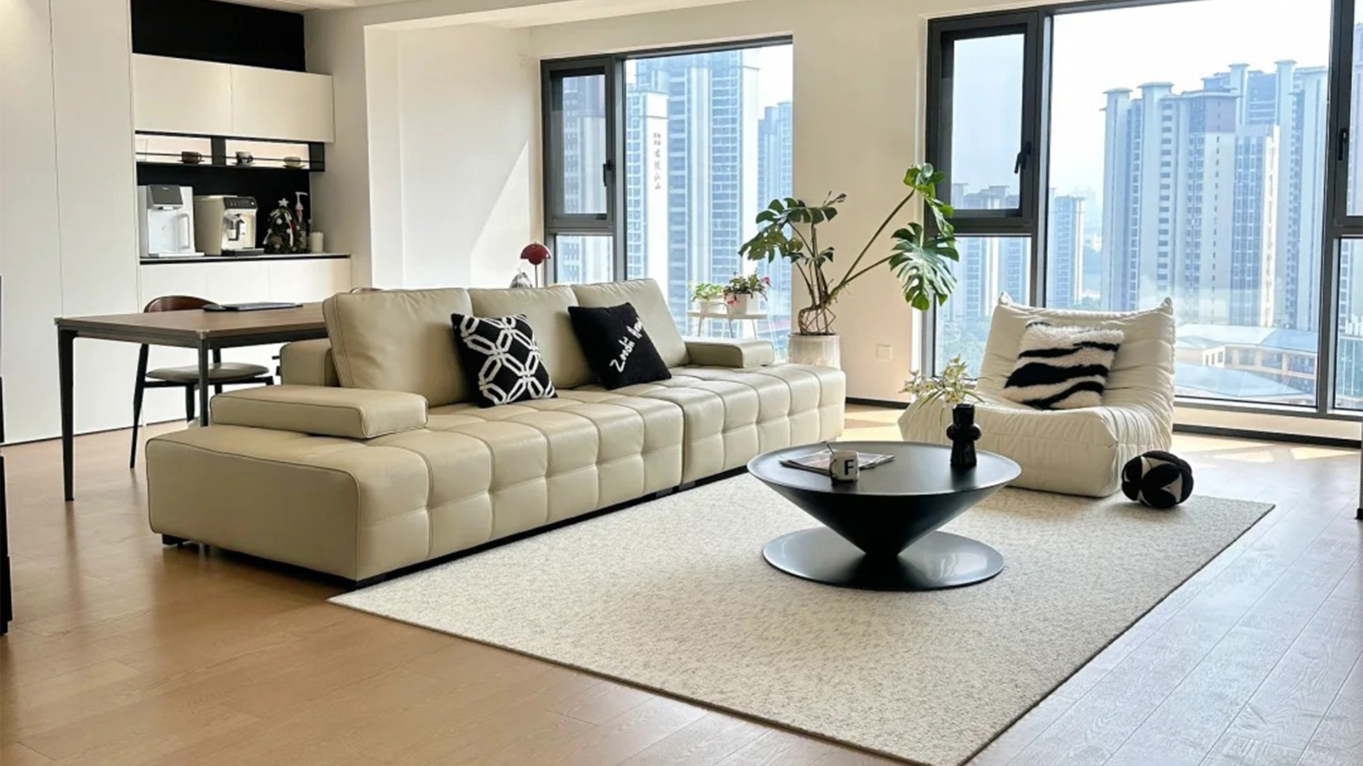 簡約風裝修米白淺木色與自然光構(gòu)筑通透空間