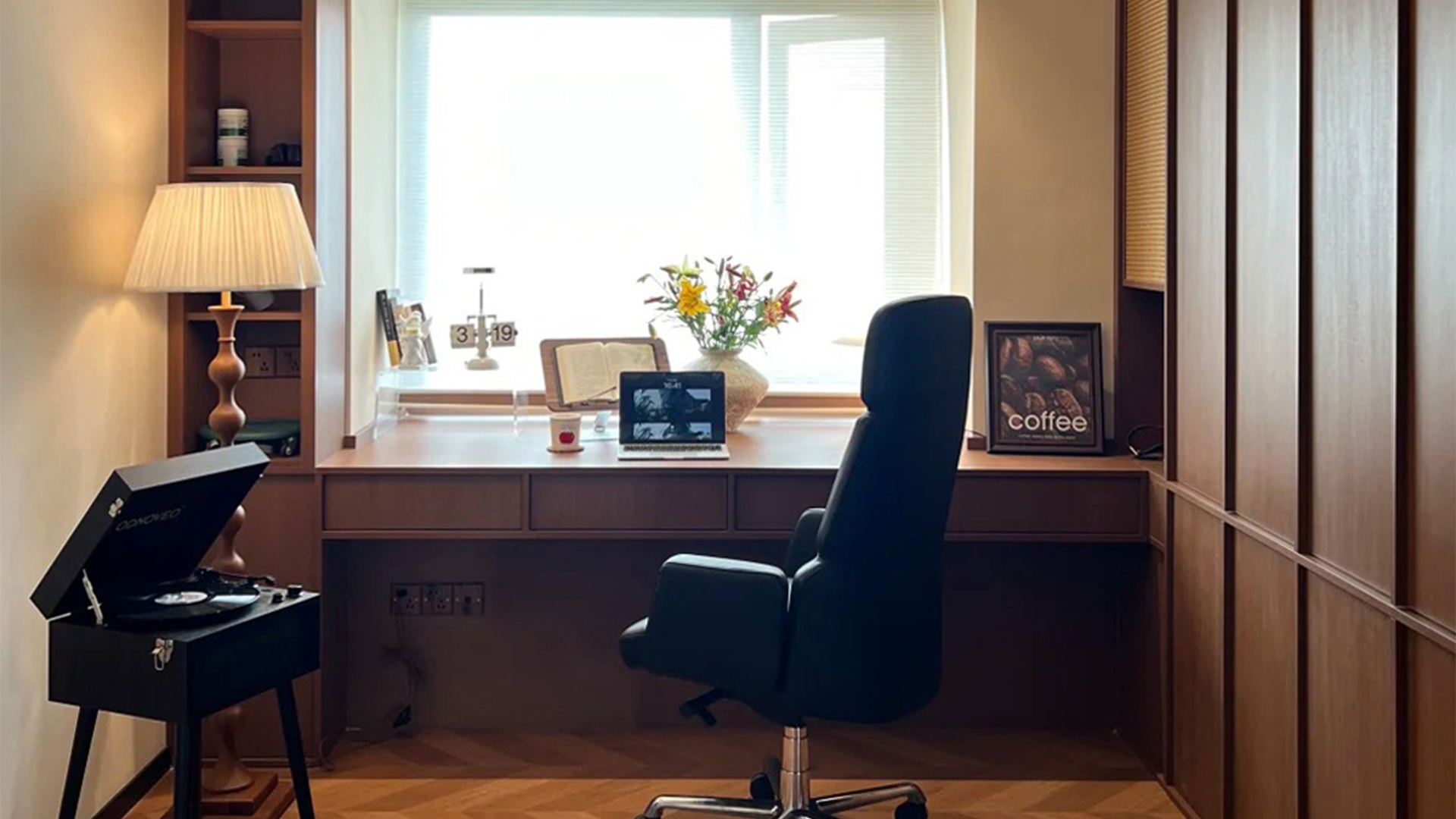 中古風(fēng)|暖調(diào)木紋空間，古典柱式點綴時光溫柔流轉(zhuǎn)