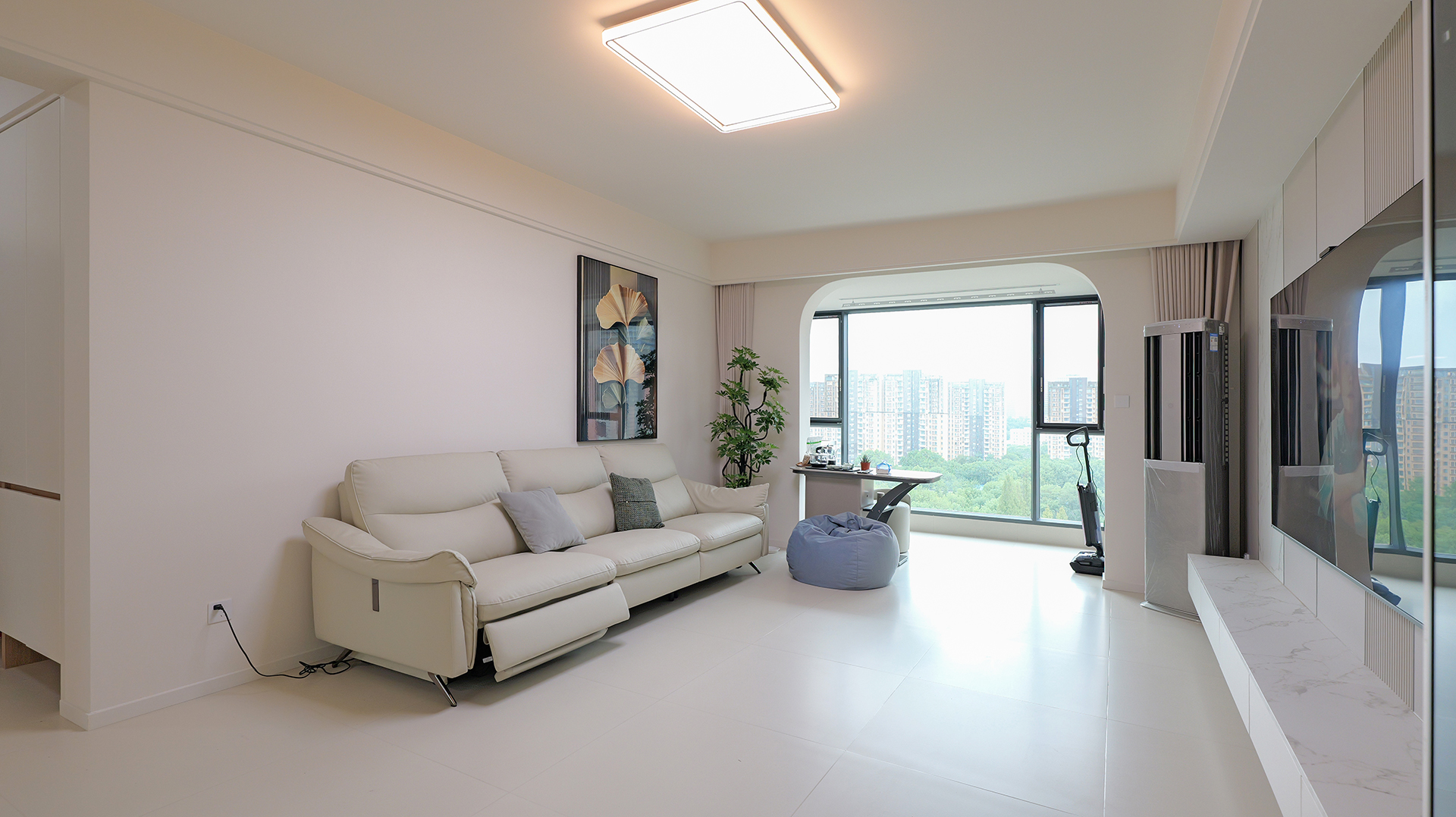 現代簡約居 柔調配圓弧襯出通透整潔感